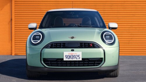 Grüner MINI Cooper in Frontansicht mit kreisrunden LED Scheinwerfern